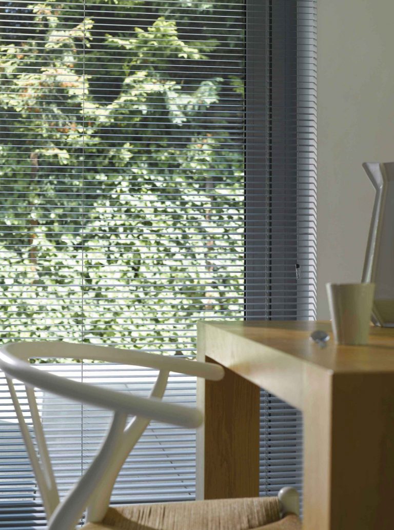 Image d'une salle à manger avec un rideau en aluminium gris
