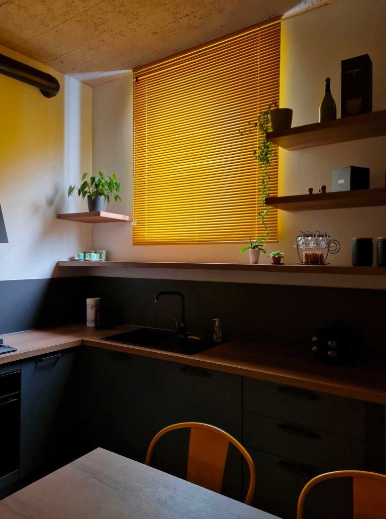 Cuisine moderne avec une fenêtre munis d'un store aluminium orange