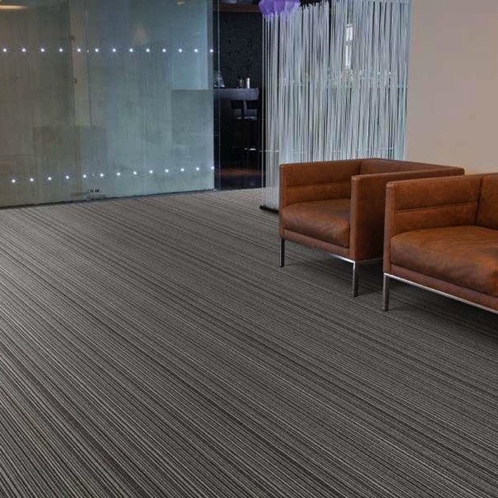 moquette grise avec fauteuils