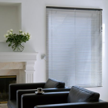 Salon moderne avec deux sofa et un rideau manuel gris