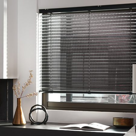 Bureau avec un rideau manuel noir