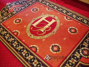 moquette-personalise-bureau-hotel-rideaux-rouge-ecusson-logo-belle-luxe-blason-pro-palace  