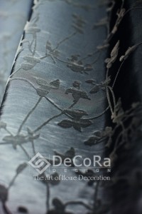 motifs en relief sur tissu sombre anti-feu ignifugé    